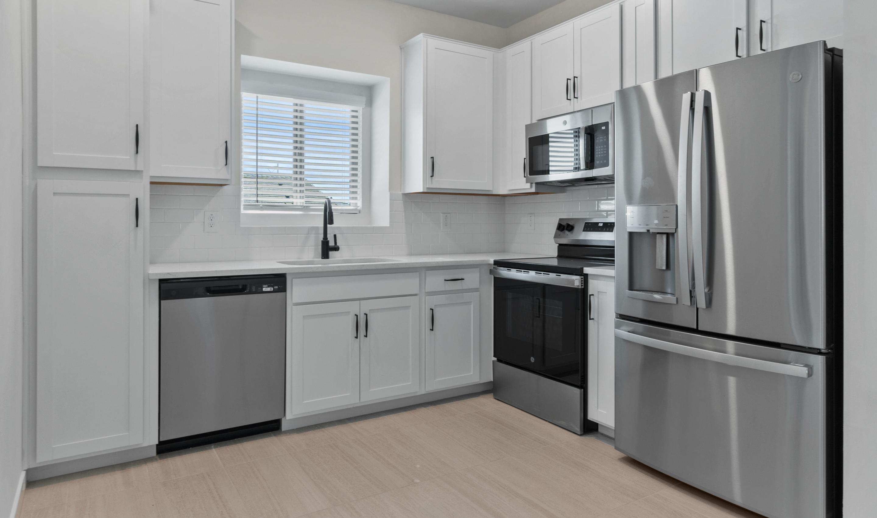 Kitchen with matte blck hardware